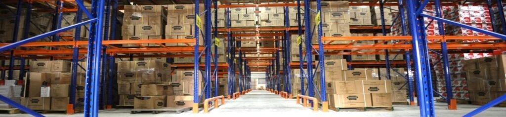 Lối đi xe nâng giữa hai dãy kệ pallet selective trong kho