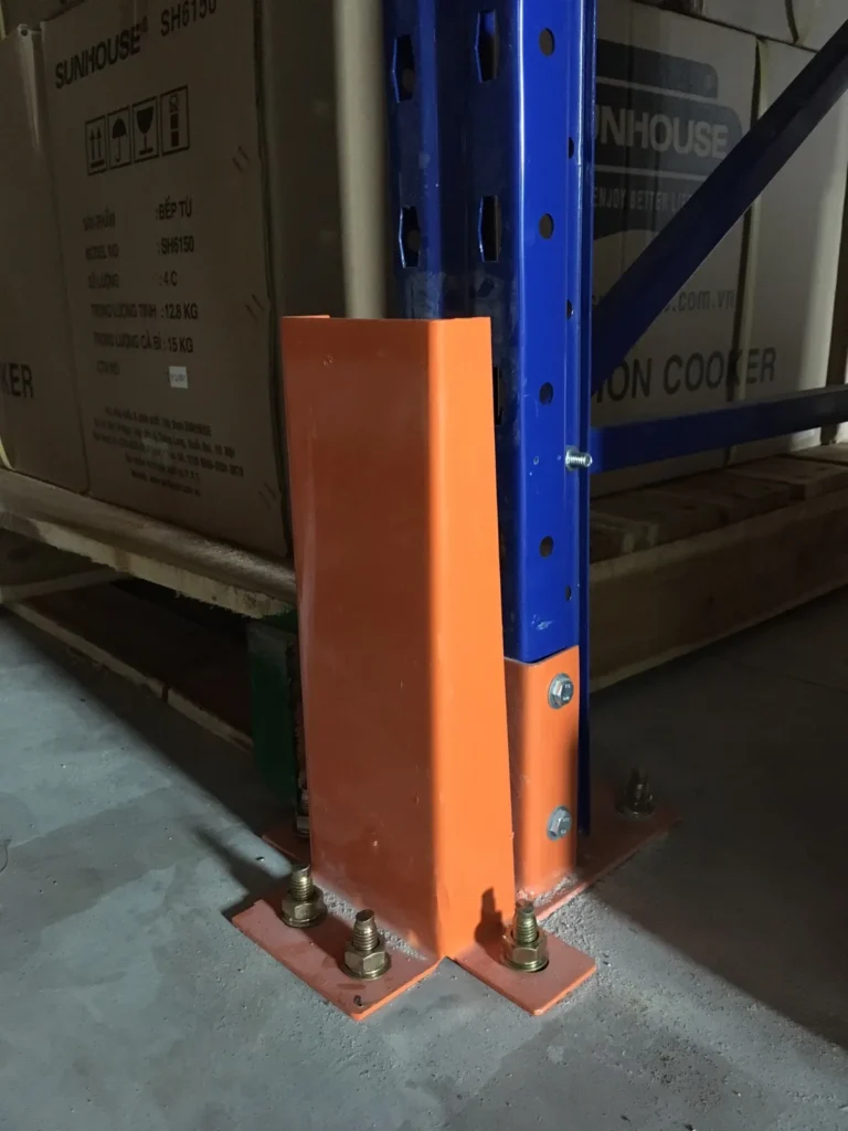 Tấm bọc bảo vệ chân cột kệ pallet neo bằng bu lông xuống nền bê tông