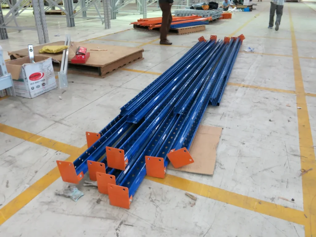 Cột kệ pallet sau tháo dỡ được xếp riêng để kiểm tra trước khi tái sử dụng