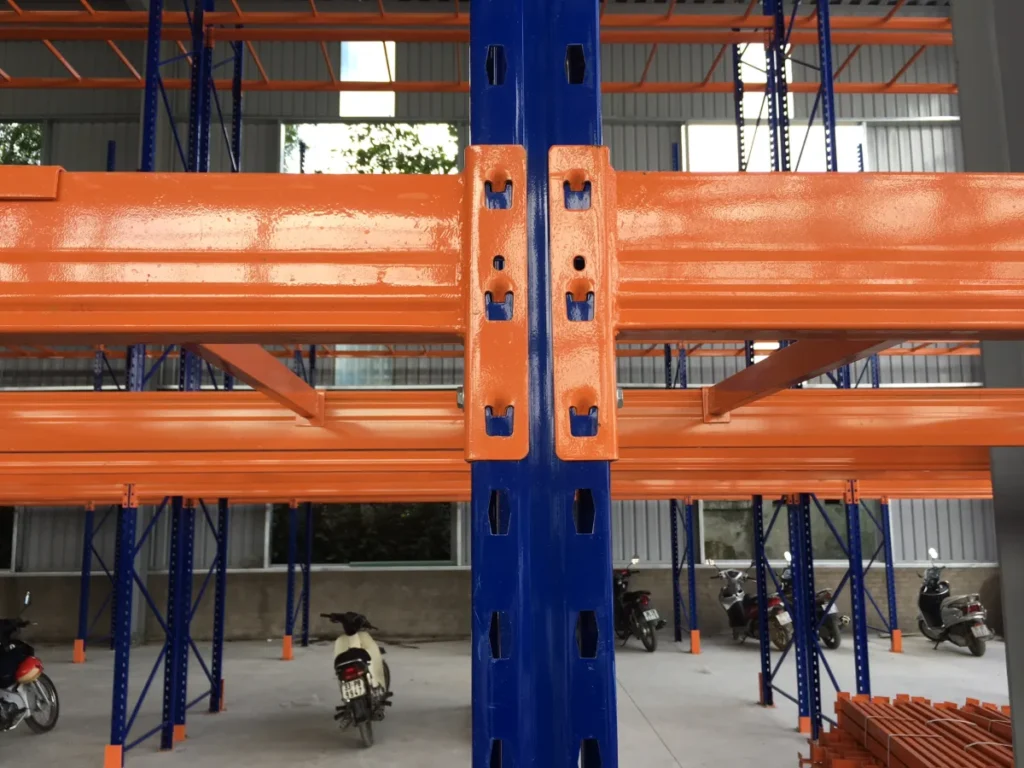 Cột kệ pallet thép cán nguội đột lỗ và đầu nối dầm ngang