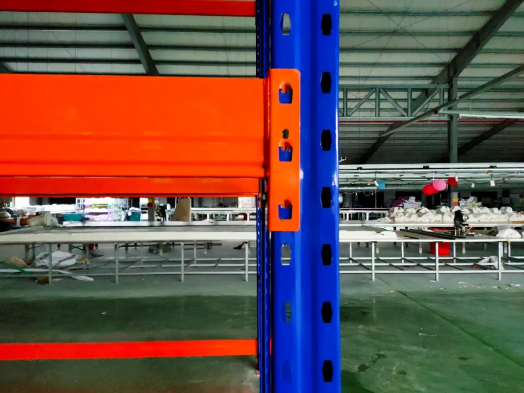 Đầu nối dầm cài vào cột kệ pallet – vị trí quyết định cao độ tầng và tải trọng khung