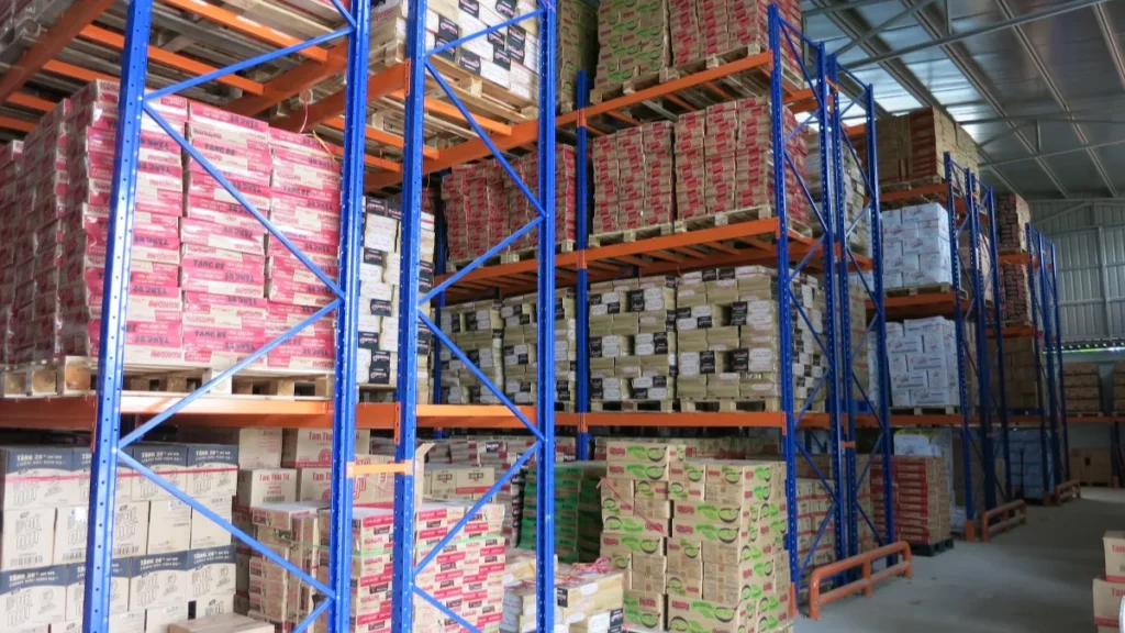 Hệ thống kệ pallet Selective Long Quyền trong kho hàng tiêu dùng nhiều tầng Hệ thống kệ pallet Selective Long Quyền trong kho hàng tiêu dùng nhiều tầng
