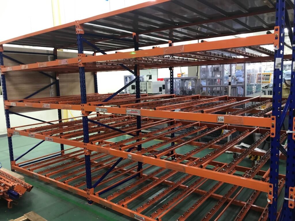 Kệ carton flow FIFO theo date code cho linh kiện