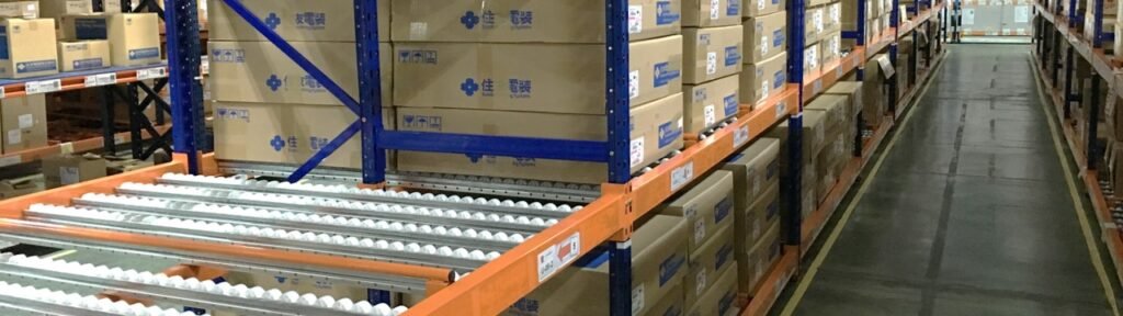 Khu soạn hàng picking dùng kệ carton flow gần cửa xuất