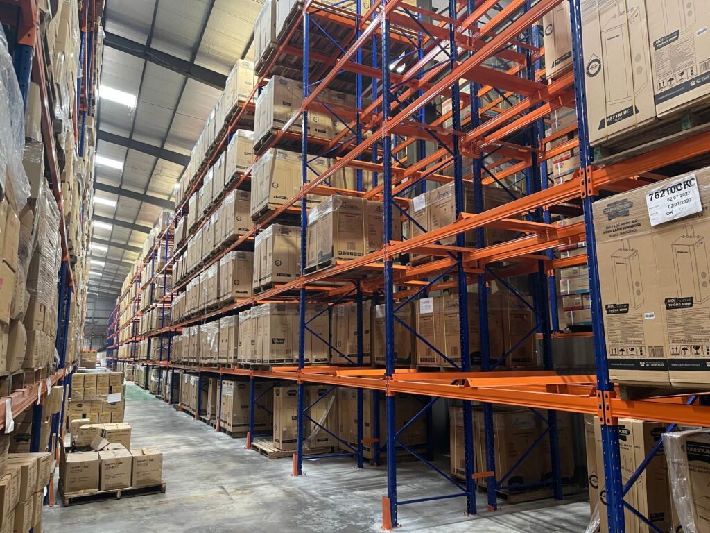 Kệ pallet tải nặng đặt trên nền kho công nghiệp