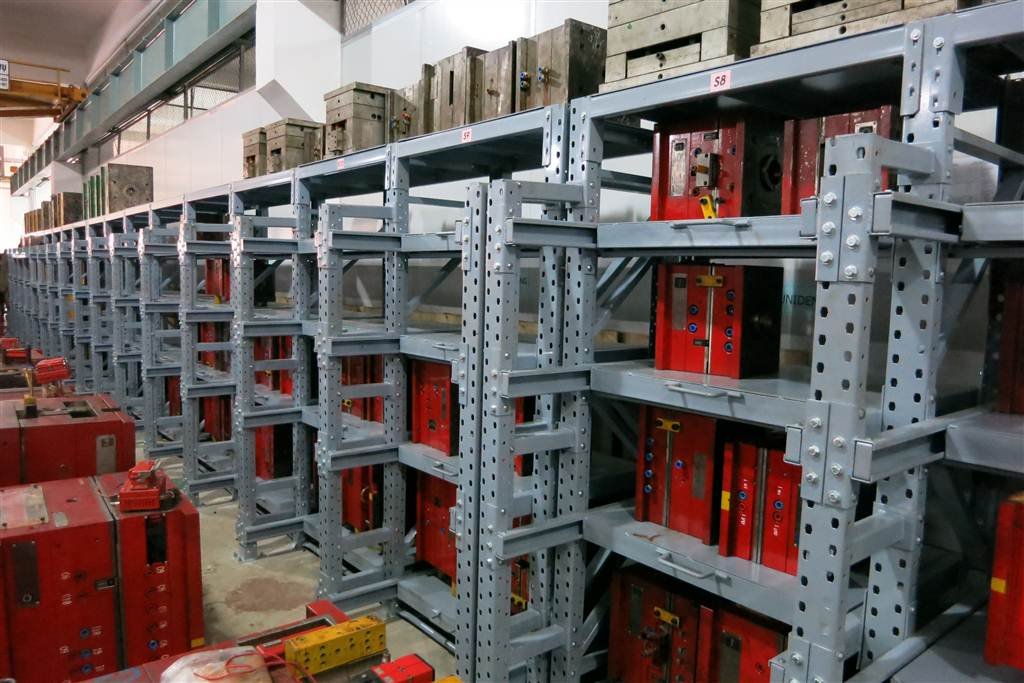 Kệ để khuôn mẫu cạnh xưởng sản xuất