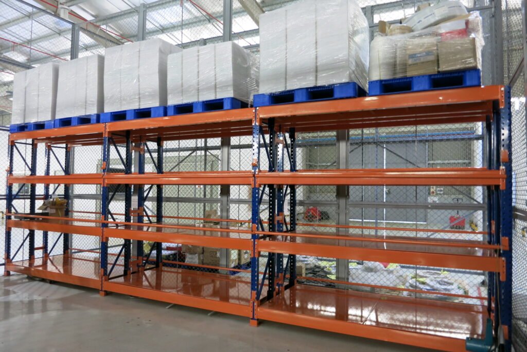 Kệ pallet sàn tôn Long Quyền chứa hàng pallet và hàng thùng nhiều tầng