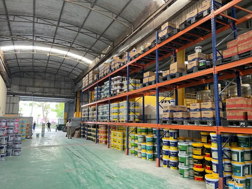 Kệ pallet trong kho sơn nước, xô sơn xếp trên pallet ở nhiều tầng Kệ pallet trong kho sơn nước, xô sơn xếp trên pallet ở nhiều tầng