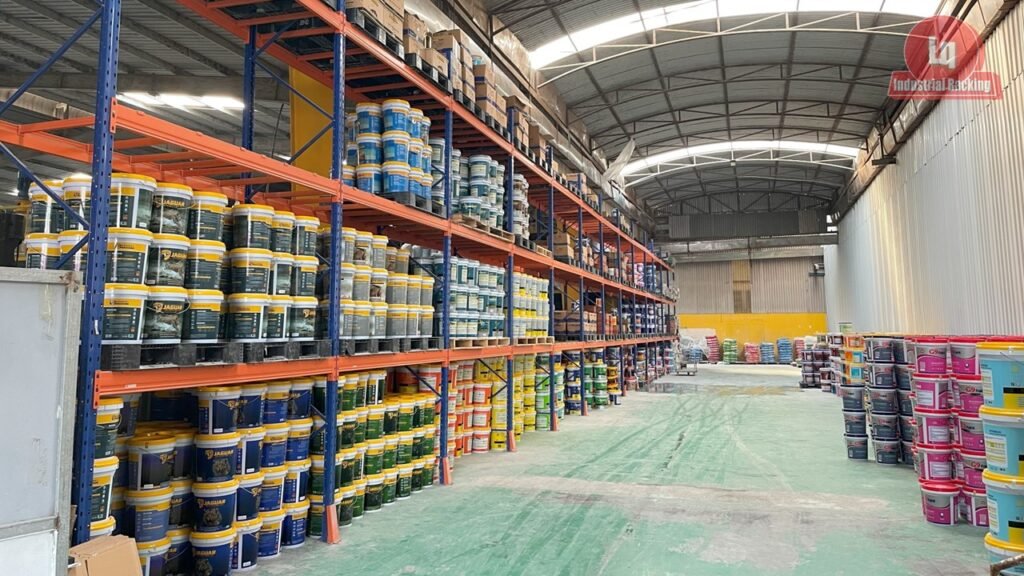 Kệ pallet trong kho thành phẩm và bán thành phẩm