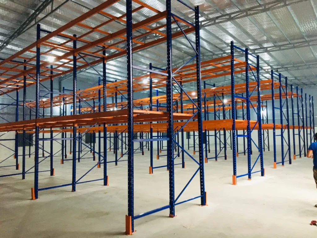 Dãy kệ pallet trong nhà xưởng thuê tại KCN miền Bắc, nền bê tông mới Dãy kệ pallet trong nhà xưởng thuê tại KCN miền Bắc, nền bê tông mới