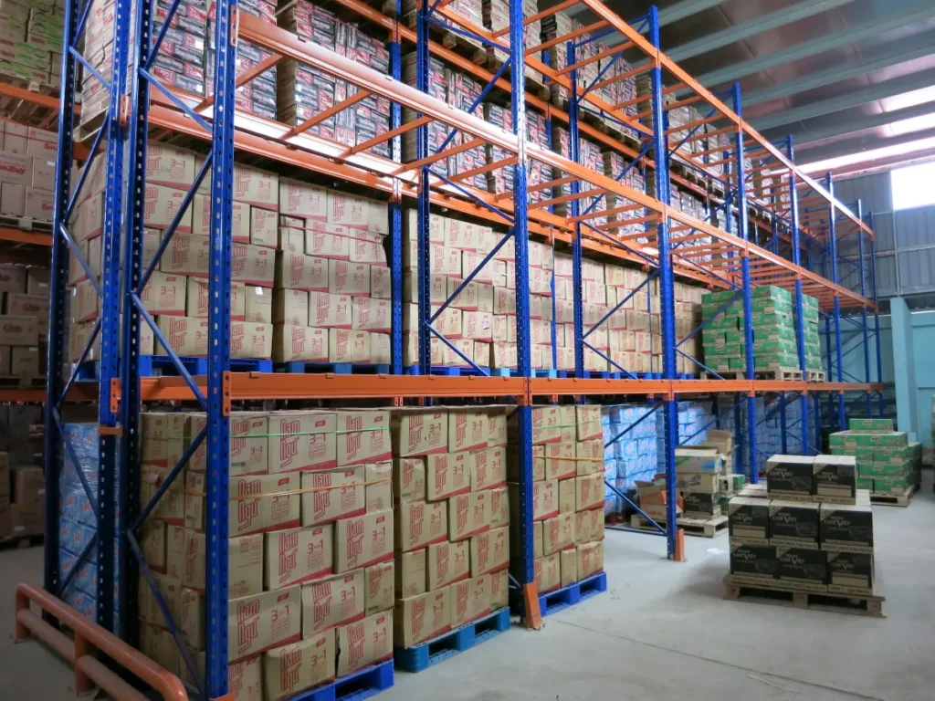 Hệ kệ pallet Selective chứa hàng thùng trên pallet trong kho thành phẩm