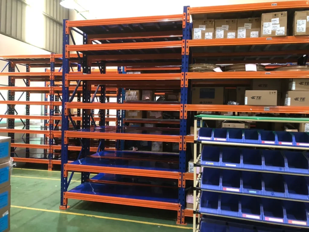 Kệ trung tải chứa khay nhựa linh kiện trong nhà máy điện tử