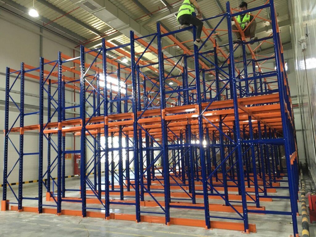 Kỹ thuật viên Long Quyền đeo dây an toàn thi công trên khung kệ pallet