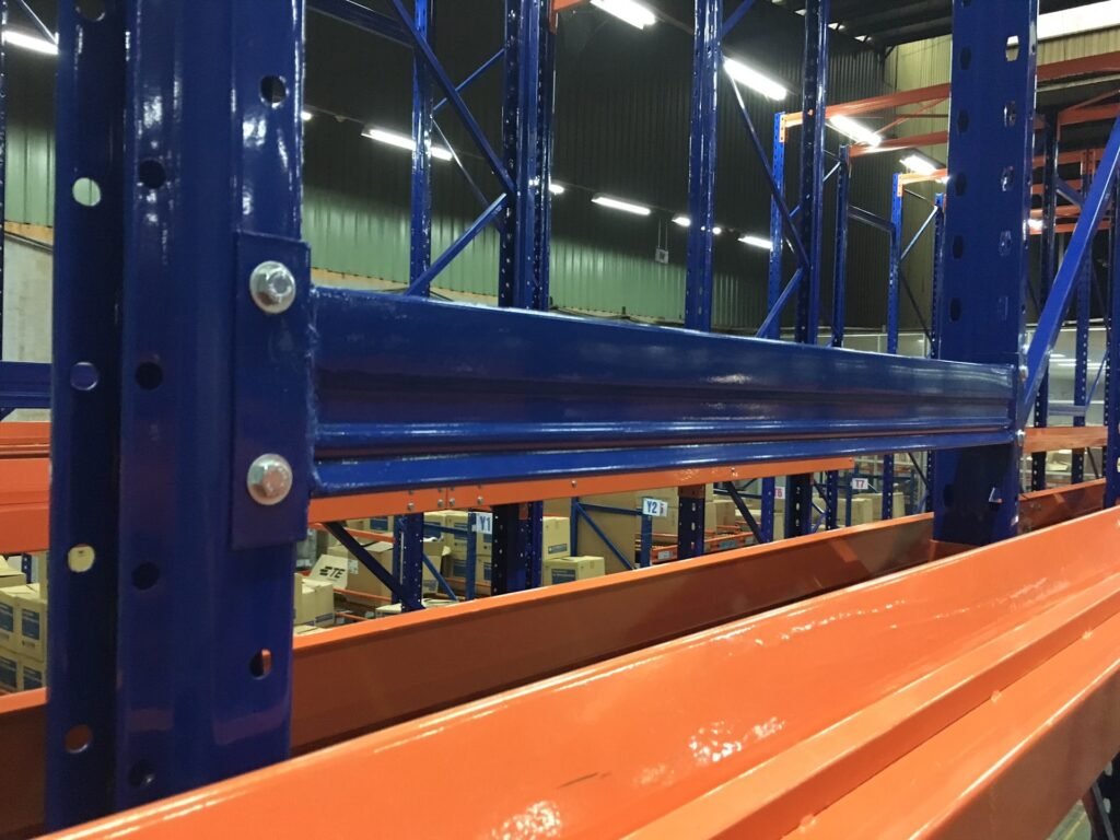 Kệ drive-in giảm lối đi để hạ chi phí mỗi vị trí pallet Kệ drive-in giảm lối đi để hạ chi phí mỗi vị trí pallet