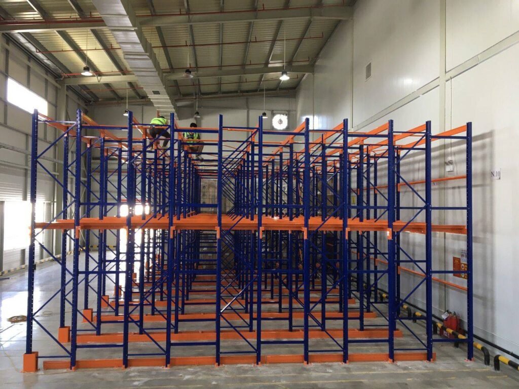 Lắp đặt và neo chân kệ xuống sàn bê tông