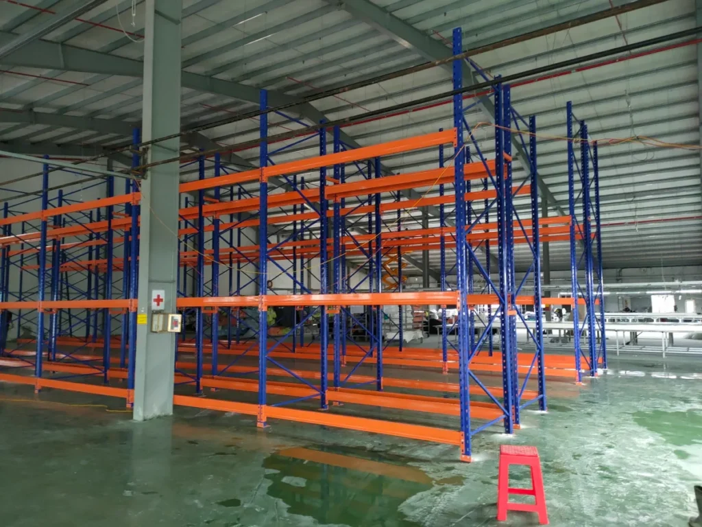 Hệ kệ pallet được lắp đặt lại trong nhà xưởng mới trước khi nhập hàng