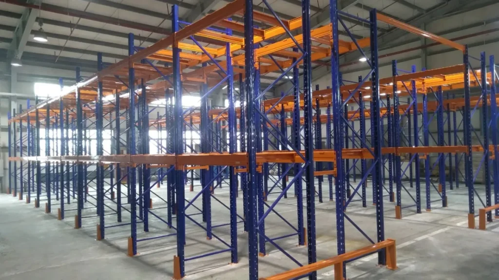 Hệ kệ pallet mới lắp đặt trong kho công nghiệp sau giai đoạn lập kế hoạch đầu tư