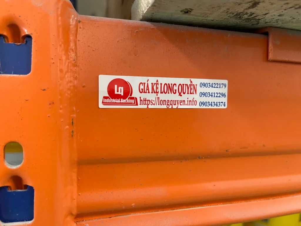 Nhãn nhận diện nhà sản xuất Long Quyền dán trên dầm kệ pallet Nhãn nhận diện nhà sản xuất Long Quyền dán trên dầm kệ pallet