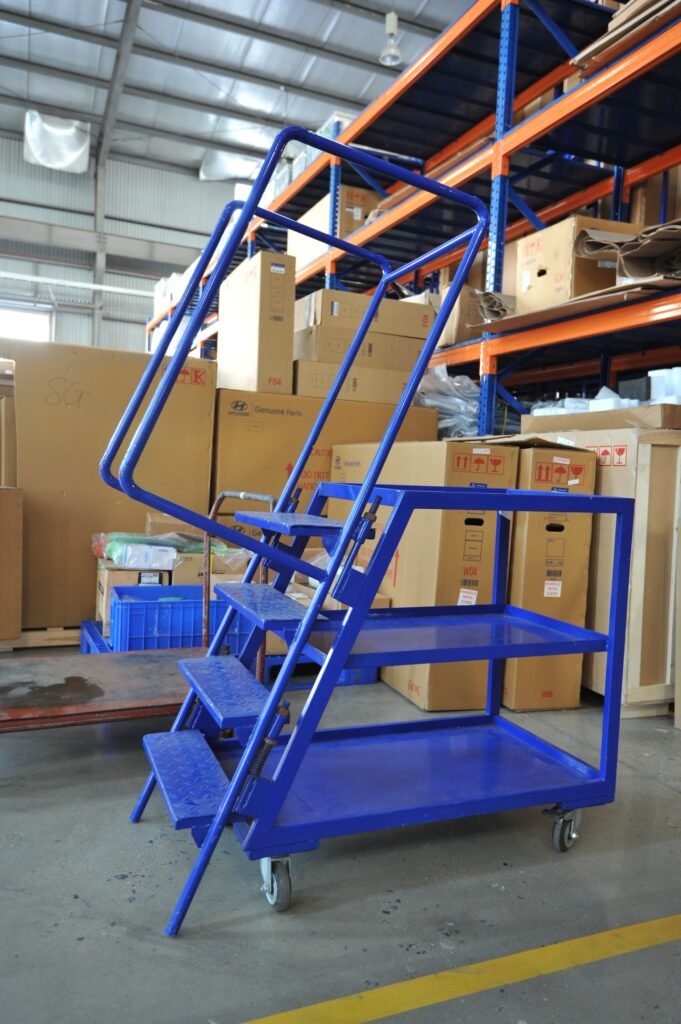 Xe thang leo lấy hàng trong kho Xe thang leo lấy hàng có sàn thao tác và tay vịn trong kho kệ