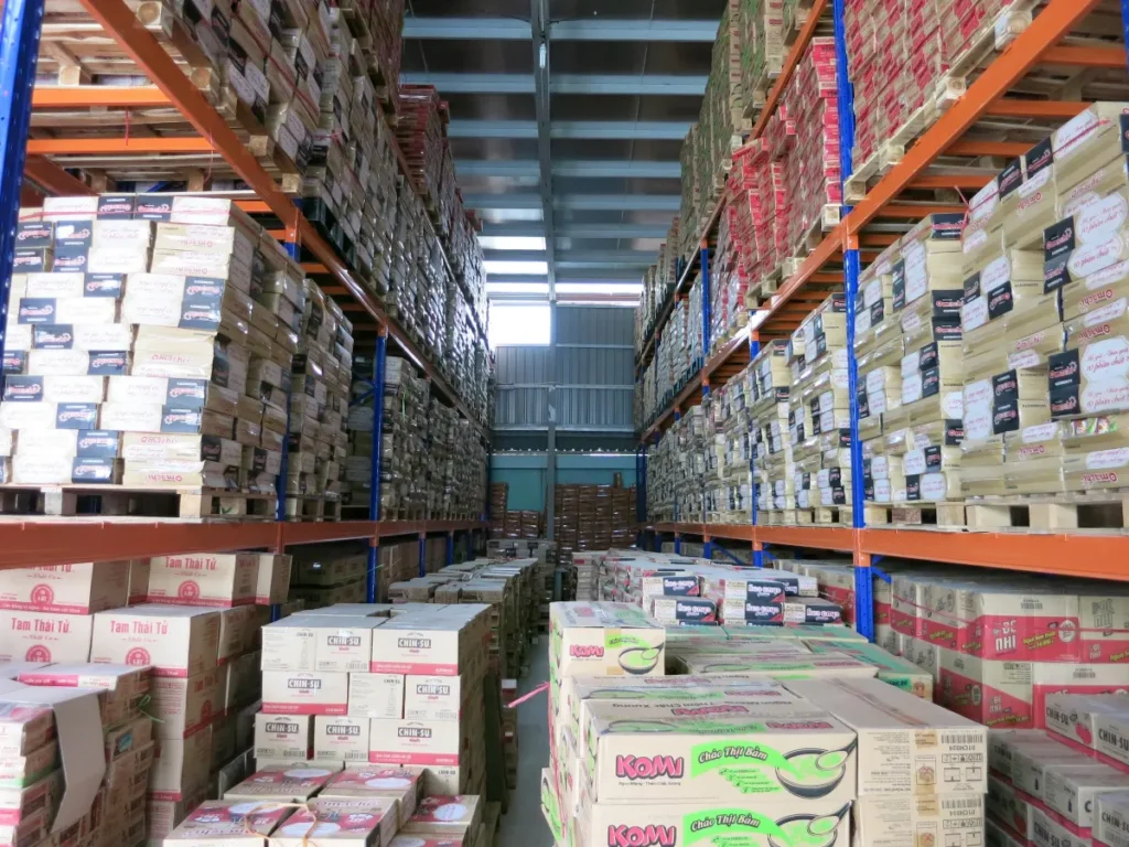 Khu soạn hàng ở tầng thấp của kệ pallet dành cho nhóm hàng xuất nhiều Khu soạn hàng ở tầng thấp của kệ pallet dành cho nhóm hàng xuất nhiều