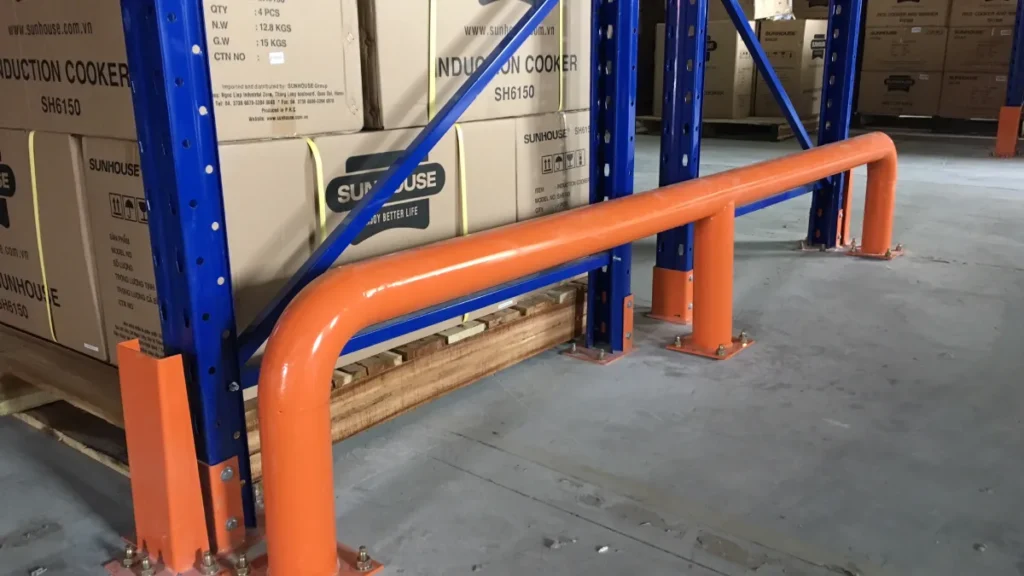 Thanh chắn đầu dãy và tấm bọc chân cột lắp sau khi sửa chữa kệ pallet
