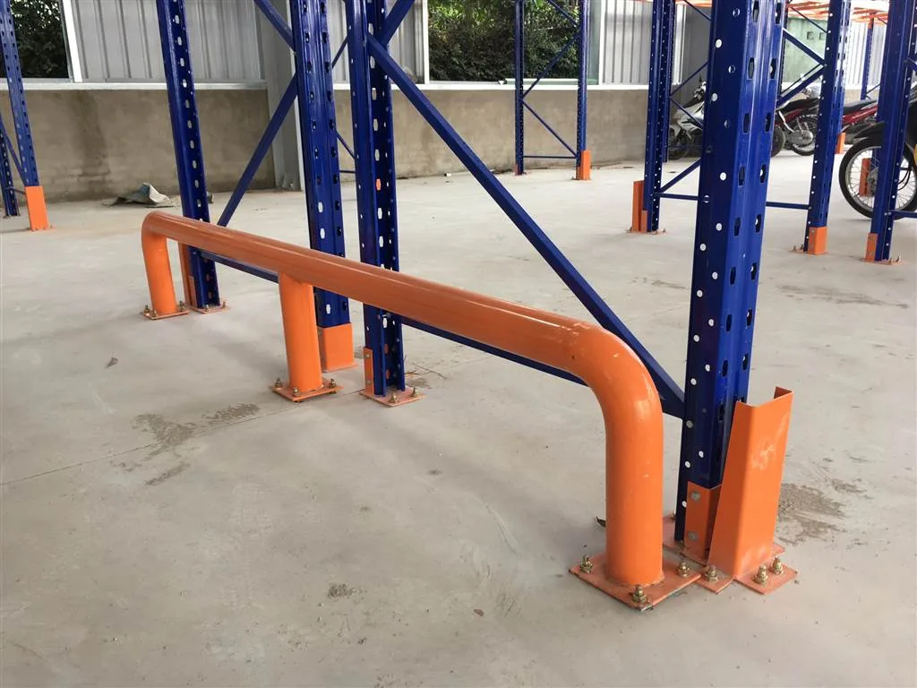 Thanh chắn thép đầu dãy kệ pallet giúp phòng ngừa xe nâng va chạm cột