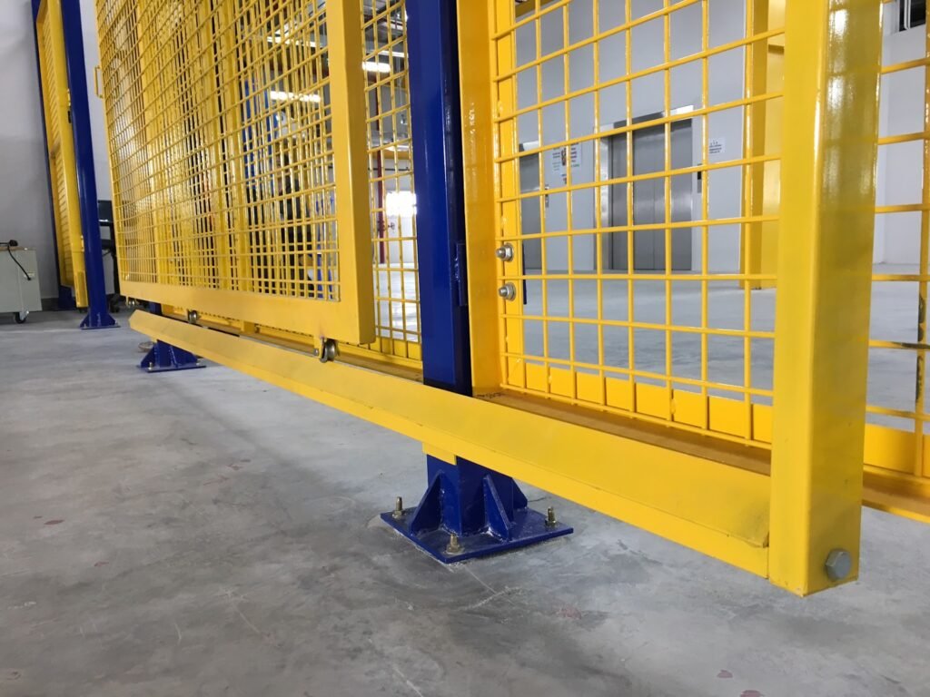 Tủ lưới thép lưu trữ vật tư trong nhà máy điện tử