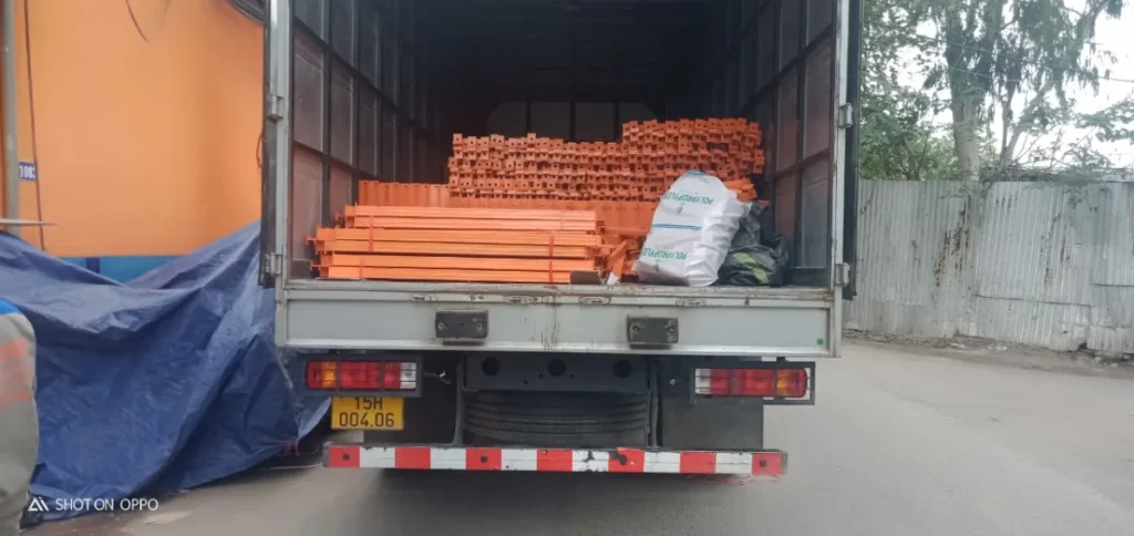 Dầm kệ pallet được xếp gọn trên xe tải để vận chuyển đến kho mới
